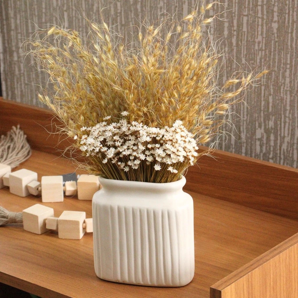 Vaso de Cerâmica Off White Canelado com Folhagem Natural Sofisticação e Estilo para Sua Decoração