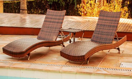 Espreguiçadeiras Bona e Mesa Garden em Alumínio Elegância e Durabilidade para Piscina e Jardim
