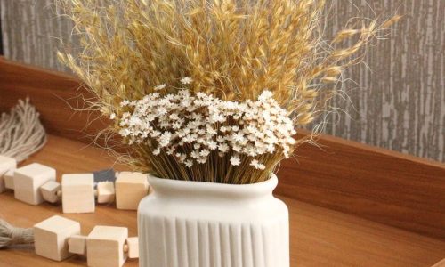 Vaso de Cerâmica Off White Canelado com Folhagem Natural Sofisticação e Estilo para Sua Decoração