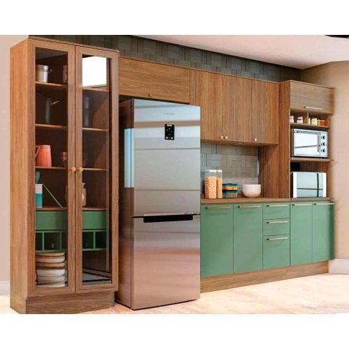 Uma cozinha que acolhe: conheça a Cozinha Completa Botanic Kappesberg A cozinha deixou de ser apenas um espaço funcional. Hoje, ela é ponto de encontro, de conversa, de pausa para o café e até de criação de memórias. Pensando nisso, a Cozinha Completa Botanic 6 Peças M665 da Kappesberg surge como uma escolha que une beleza, organização e aconchego, sem excessos. Design que conversa com a natureza A combinação Nogueira com Verde Oliva é um dos grandes diferenciais dessa linha. Tons que remetem à natureza trazem sensação de calma e equilíbrio ao ambiente, tornando a cozinha mais leve visualmente e muito mais convidativa — perfeita para quem gosta de ambientes acolhedores e atuais. Tudo no lugar, sem esforço Composta por 6 peças bem distribuídas — 2 armários 1 balcão 2 paneleiros 1 complemento essa cozinha foi pensada para facilitar o dia a dia. Há espaço para organizar utensílios, mantimentos e eletros de forma prática, mantendo o visual limpo e funcional. Nada de improvisos ou falta de espaço: tudo tem seu lugar. Funcionalidade que acompanha a rotina A estrutura atende tanto quem cozinha pouco quanto quem gosta de passar horas preparando refeições. Os paneleiros ajudam na organização vertical, o balcão oferece apoio essencial, e os armários garantem praticidade no uso diário — sem abrir mão do estilo. Um investimento que valoriza o ambiente Mais do que um conjunto de móveis, a Cozinha Botanic é uma escolha que valoriza o imóvel e transforma a experiência dentro de casa. Ela se adapta facilmente a diferentes tamanhos de espaço e estilos de decoração, trazendo um toque moderno sem ser passageiro. Para quem é essa cozinha? Para quem busca harmonia visual Para quem valoriza organização e praticidade Para quem quer uma cozinha bonita, funcional e atemporal Sem exageros, sem promessas mirabolantes. Apenas um ambiente bem pensado, com design equilibrado e qualidade reconhecida da Kappesberg. ✨ Às vezes, tudo o que a casa precisa é de um espaço que faça a rotina fluir melhor — e a cozinha costuma ser o começo disso.