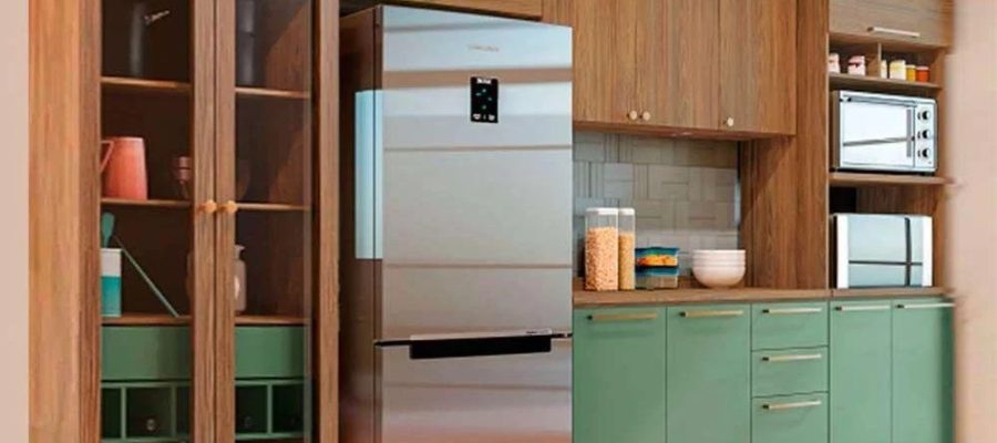 Uma cozinha que acolhe: conheça a Cozinha Completa Botanic Kappesberg A cozinha deixou de ser apenas um espaço funcional. Hoje, ela é ponto de encontro, de conversa, de pausa para o café e até de criação de memórias. Pensando nisso, a Cozinha Completa Botanic 6 Peças M665 da Kappesberg surge como uma escolha que une beleza, organização e aconchego, sem excessos. Design que conversa com a natureza A combinação Nogueira com Verde Oliva é um dos grandes diferenciais dessa linha. Tons que remetem à natureza trazem sensação de calma e equilíbrio ao ambiente, tornando a cozinha mais leve visualmente e muito mais convidativa — perfeita para quem gosta de ambientes acolhedores e atuais. Tudo no lugar, sem esforço Composta por 6 peças bem distribuídas — 2 armários 1 balcão 2 paneleiros 1 complemento essa cozinha foi pensada para facilitar o dia a dia. Há espaço para organizar utensílios, mantimentos e eletros de forma prática, mantendo o visual limpo e funcional. Nada de improvisos ou falta de espaço: tudo tem seu lugar. Funcionalidade que acompanha a rotina A estrutura atende tanto quem cozinha pouco quanto quem gosta de passar horas preparando refeições. Os paneleiros ajudam na organização vertical, o balcão oferece apoio essencial, e os armários garantem praticidade no uso diário — sem abrir mão do estilo. Um investimento que valoriza o ambiente Mais do que um conjunto de móveis, a Cozinha Botanic é uma escolha que valoriza o imóvel e transforma a experiência dentro de casa. Ela se adapta facilmente a diferentes tamanhos de espaço e estilos de decoração, trazendo um toque moderno sem ser passageiro. Para quem é essa cozinha? Para quem busca harmonia visual Para quem valoriza organização e praticidade Para quem quer uma cozinha bonita, funcional e atemporal Sem exageros, sem promessas mirabolantes. Apenas um ambiente bem pensado, com design equilibrado e qualidade reconhecida da Kappesberg. ✨ Às vezes, tudo o que a casa precisa é de um espaço que faça a rotina fluir melhor — e a cozinha costuma ser o começo disso.