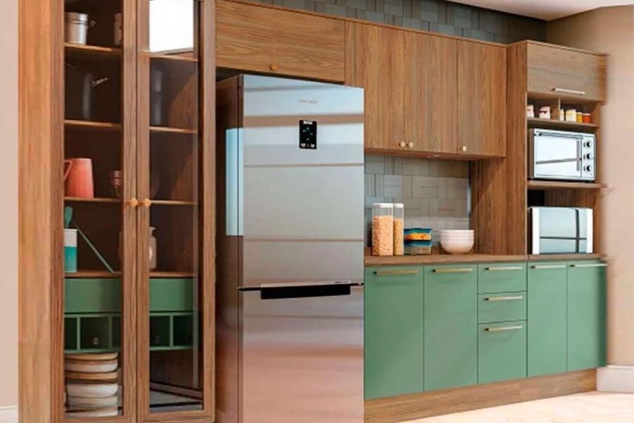 Uma cozinha que acolhe: conheça a Cozinha Completa Botanic Kappesberg A cozinha deixou de ser apenas um espaço funcional. Hoje, ela é ponto de encontro, de conversa, de pausa para o café e até de criação de memórias. Pensando nisso, a Cozinha Completa Botanic 6 Peças M665 da Kappesberg surge como uma escolha que une beleza, organização e aconchego, sem excessos. Design que conversa com a natureza A combinação Nogueira com Verde Oliva é um dos grandes diferenciais dessa linha. Tons que remetem à natureza trazem sensação de calma e equilíbrio ao ambiente, tornando a cozinha mais leve visualmente e muito mais convidativa — perfeita para quem gosta de ambientes acolhedores e atuais. Tudo no lugar, sem esforço Composta por 6 peças bem distribuídas — 2 armários 1 balcão 2 paneleiros 1 complemento essa cozinha foi pensada para facilitar o dia a dia. Há espaço para organizar utensílios, mantimentos e eletros de forma prática, mantendo o visual limpo e funcional. Nada de improvisos ou falta de espaço: tudo tem seu lugar. Funcionalidade que acompanha a rotina A estrutura atende tanto quem cozinha pouco quanto quem gosta de passar horas preparando refeições. Os paneleiros ajudam na organização vertical, o balcão oferece apoio essencial, e os armários garantem praticidade no uso diário — sem abrir mão do estilo. Um investimento que valoriza o ambiente Mais do que um conjunto de móveis, a Cozinha Botanic é uma escolha que valoriza o imóvel e transforma a experiência dentro de casa. Ela se adapta facilmente a diferentes tamanhos de espaço e estilos de decoração, trazendo um toque moderno sem ser passageiro. Para quem é essa cozinha? Para quem busca harmonia visual Para quem valoriza organização e praticidade Para quem quer uma cozinha bonita, funcional e atemporal Sem exageros, sem promessas mirabolantes. Apenas um ambiente bem pensado, com design equilibrado e qualidade reconhecida da Kappesberg. ✨ Às vezes, tudo o que a casa precisa é de um espaço que faça a rotina fluir melhor — e a cozinha costuma ser o começo disso.