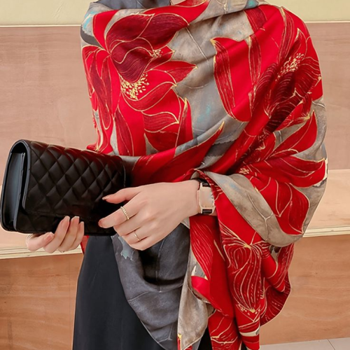 O charme atemporal do lenço de seda no visual feminino