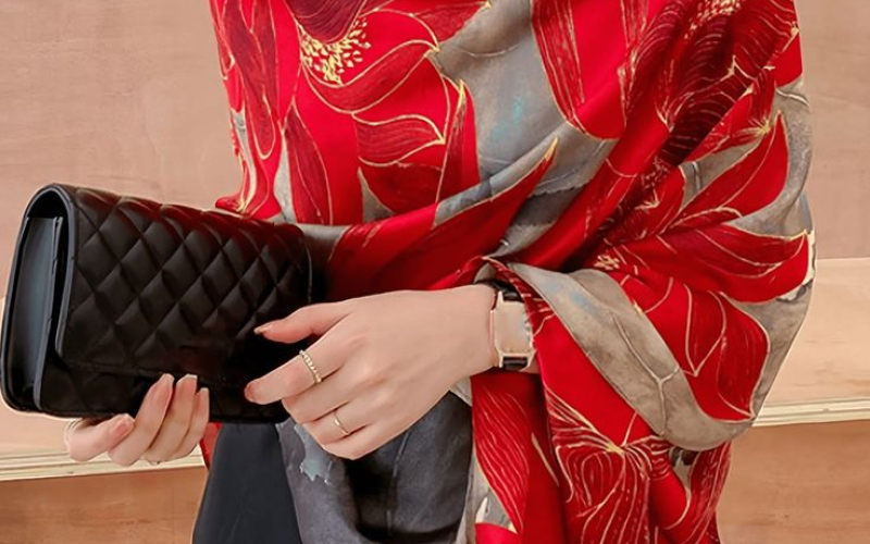 O charme atemporal do lenço de seda no visual feminino