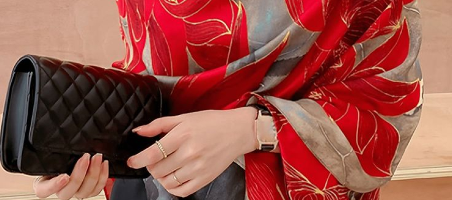 O charme atemporal do lenço de seda no visual feminino