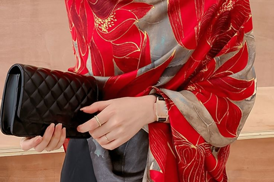 O charme atemporal do lenço de seda no visual feminino